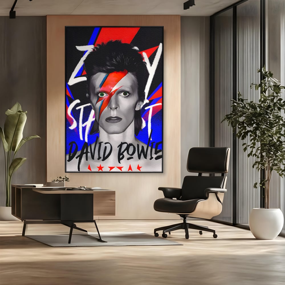 Tablou canvas cu tablou canvas cu portretul lui david bowie, in rama de aluminiu negru, pe perete intr-un birou